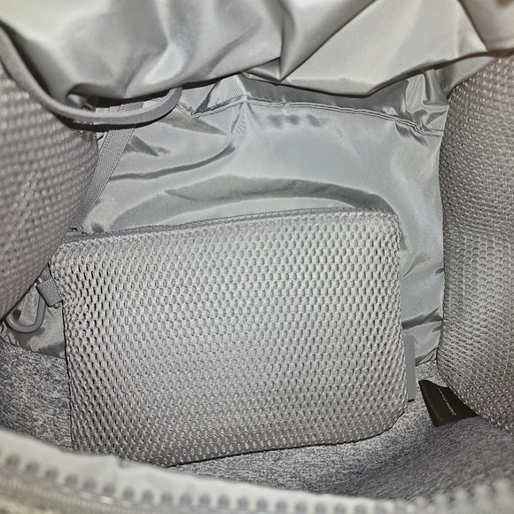 Medium Landon Neoprene Carryall Bag - Picture 4 of 10